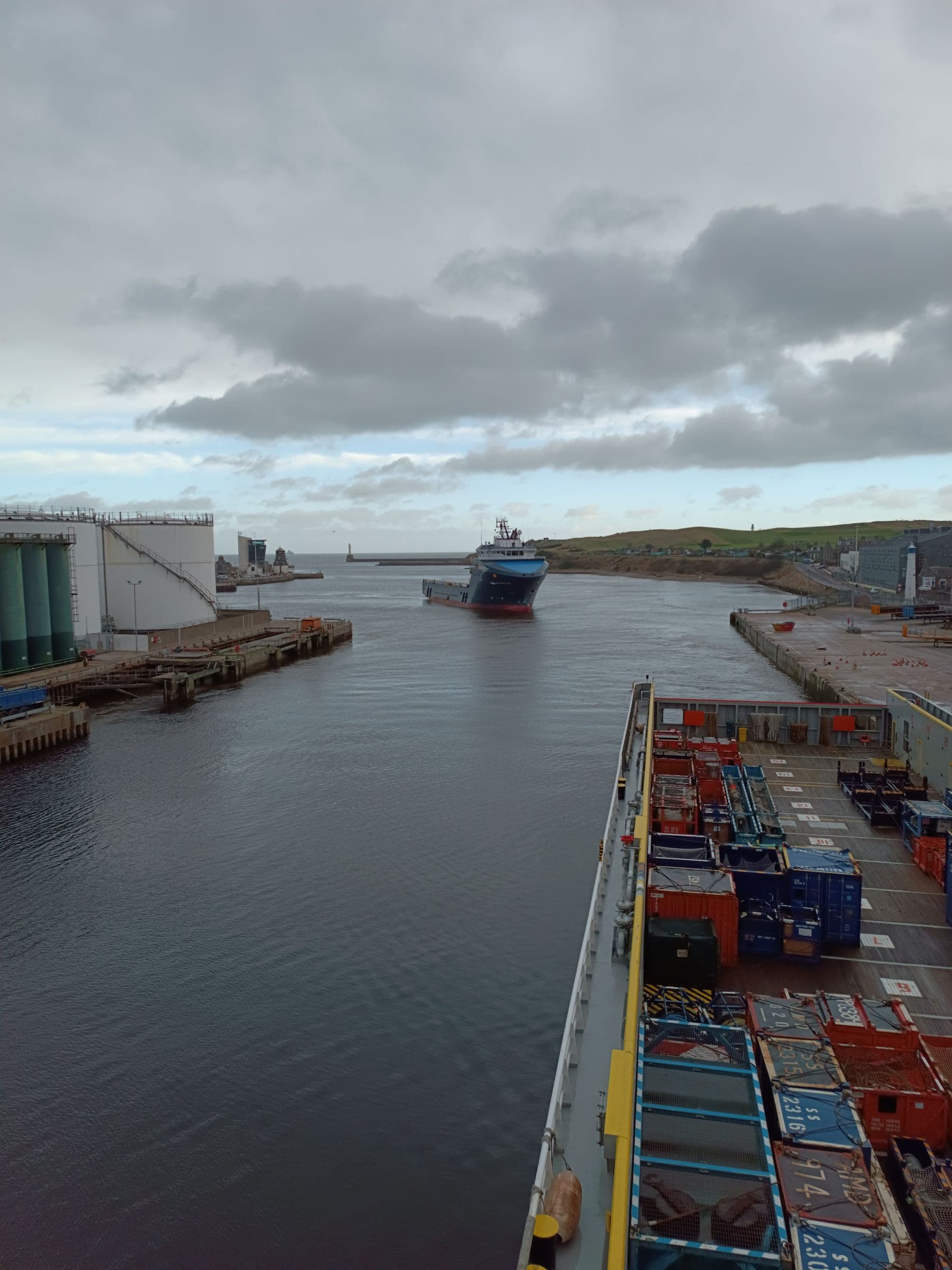 Containerschiff auf dem Weg in einen europäischen Hafen.