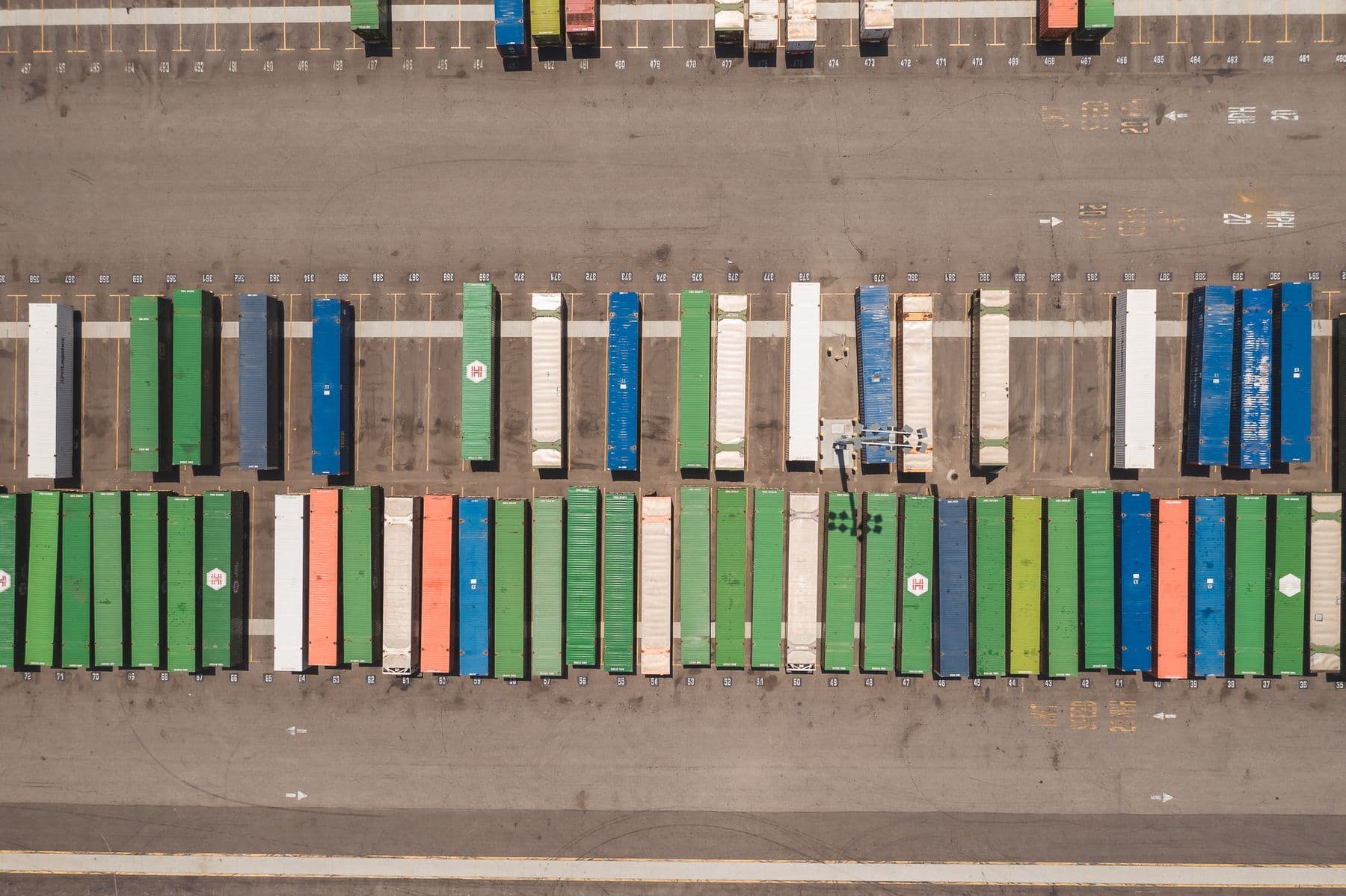 Containerterminal als Teil internationaler Lieferketten.