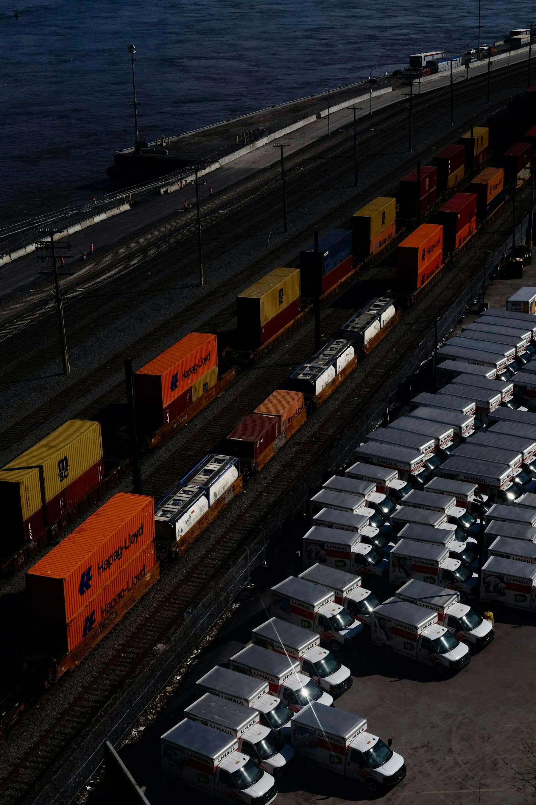 Intermodale Logistik mit Containern, Schiene und Straße.